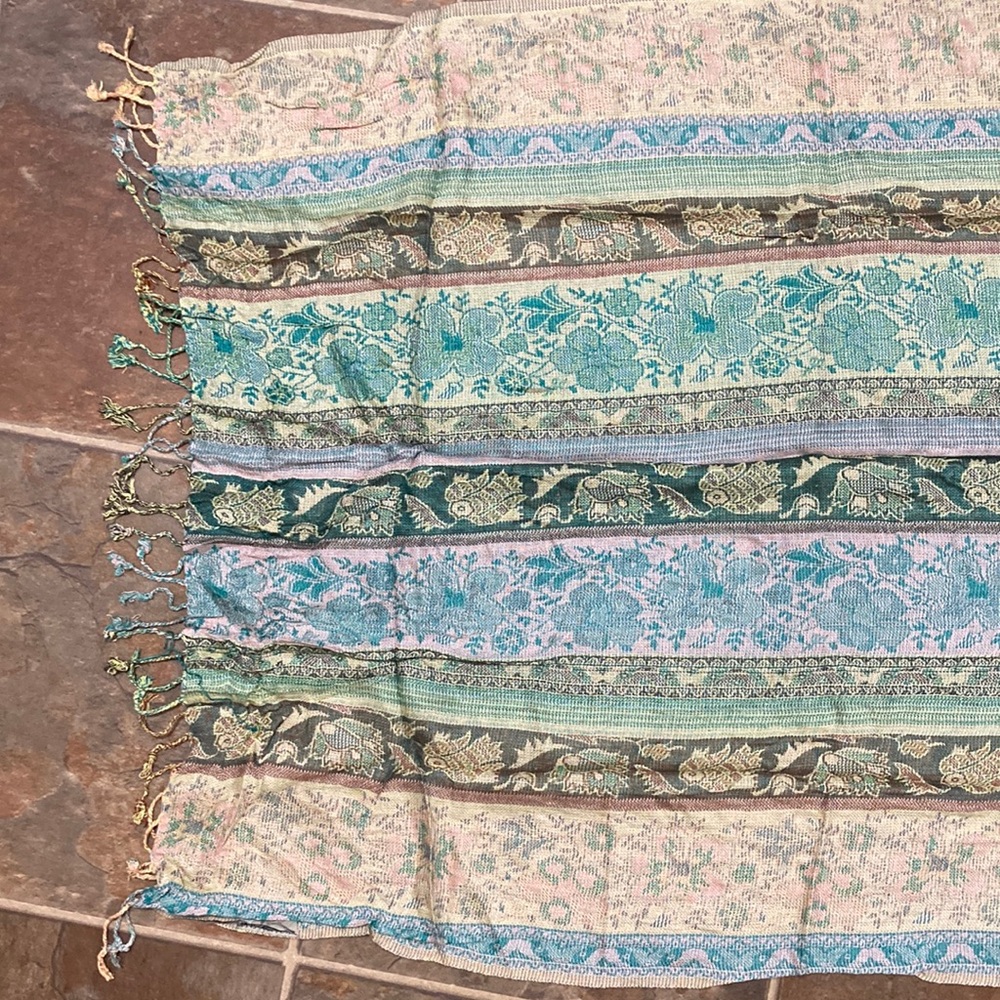 Avenue TaBle Runner Vintage With Flowers